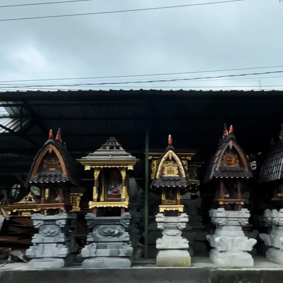 Balinese structure on the roadside