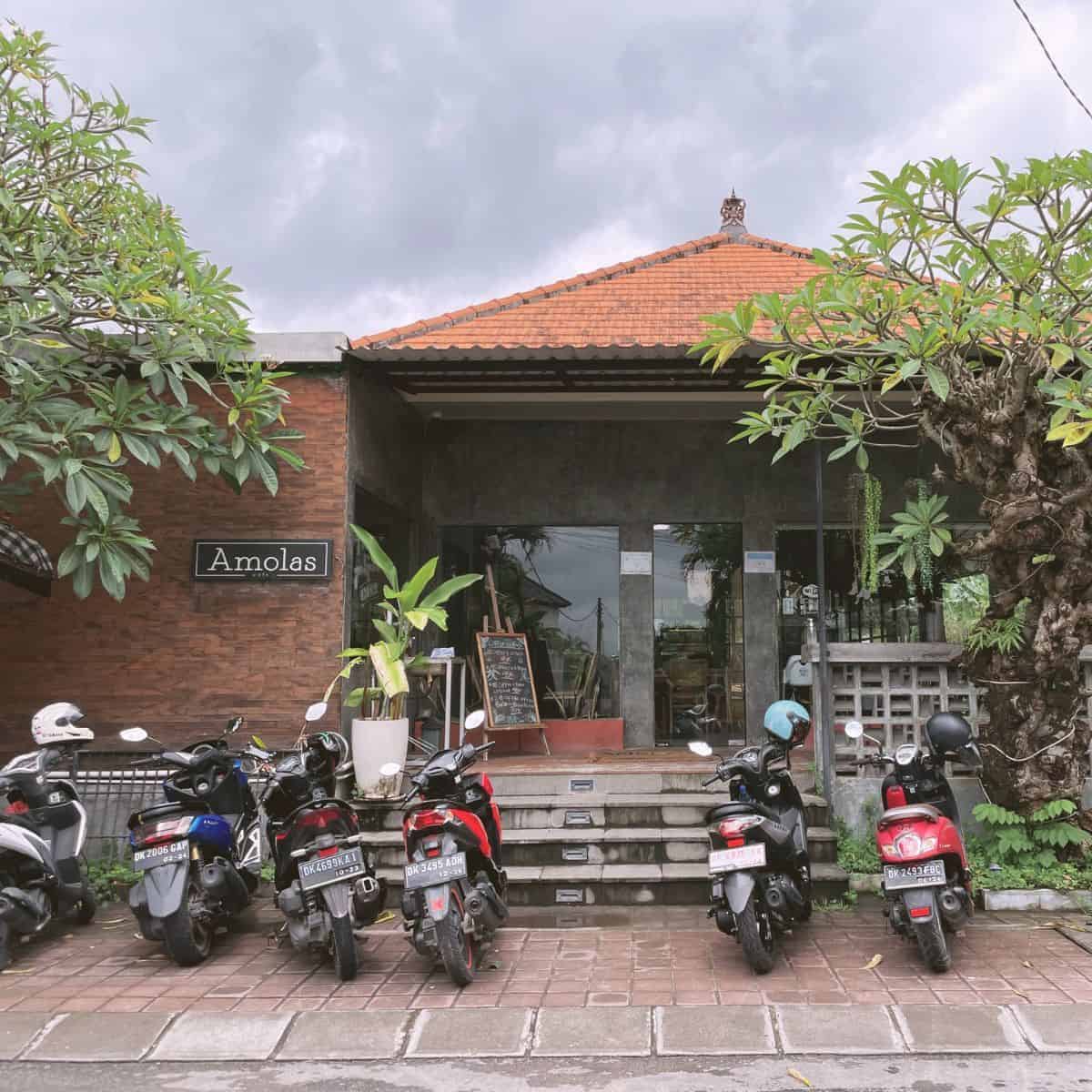 Motorbike parked in front of Amolas cafe