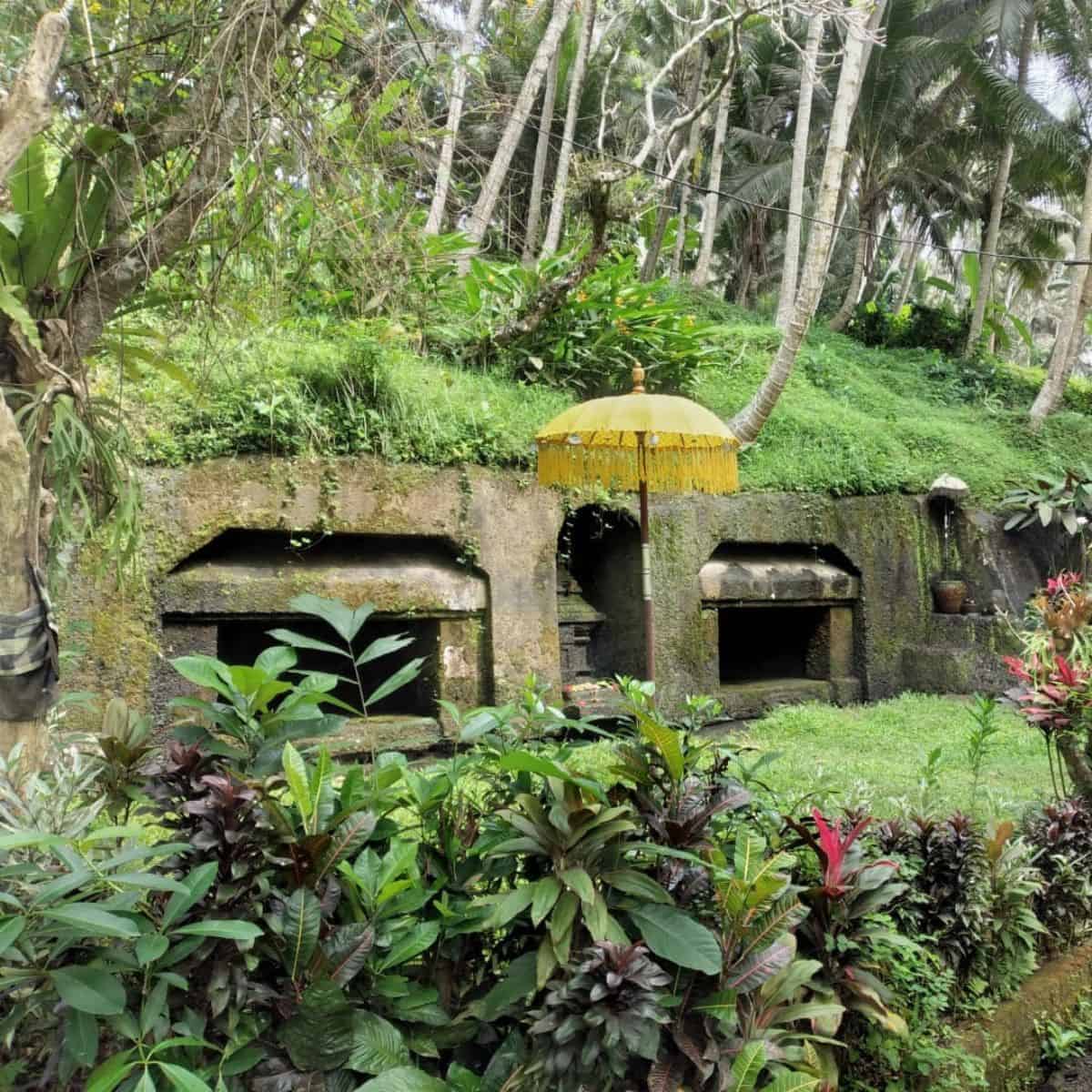 Jukut Paku Cliff temple