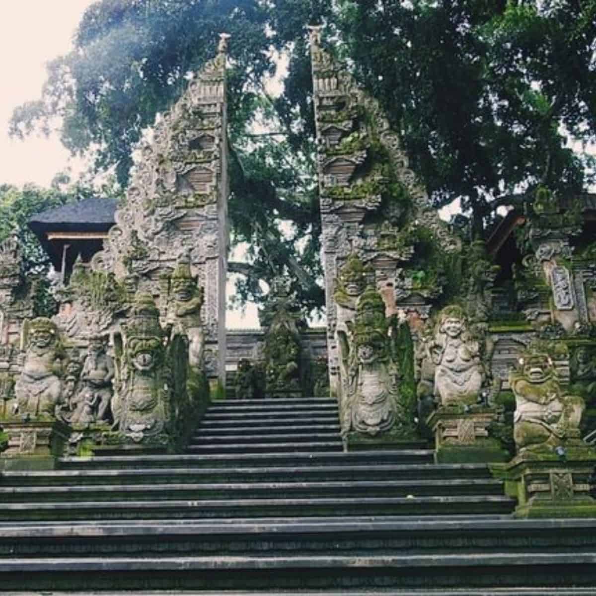 Pura dalem ubud entrance statues