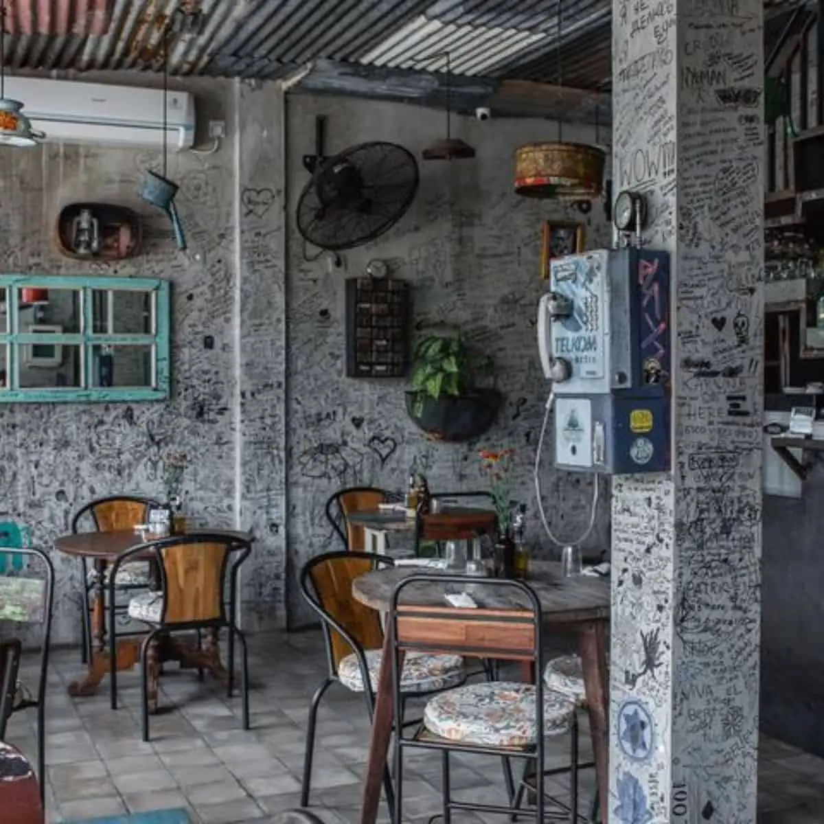 A snapshot of an empty place of La Baracca’s vintage type of resto using recycled materials