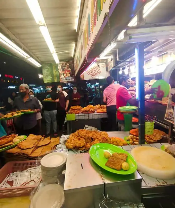 The busy servers and cooks of Menari serving different kinds of dishes