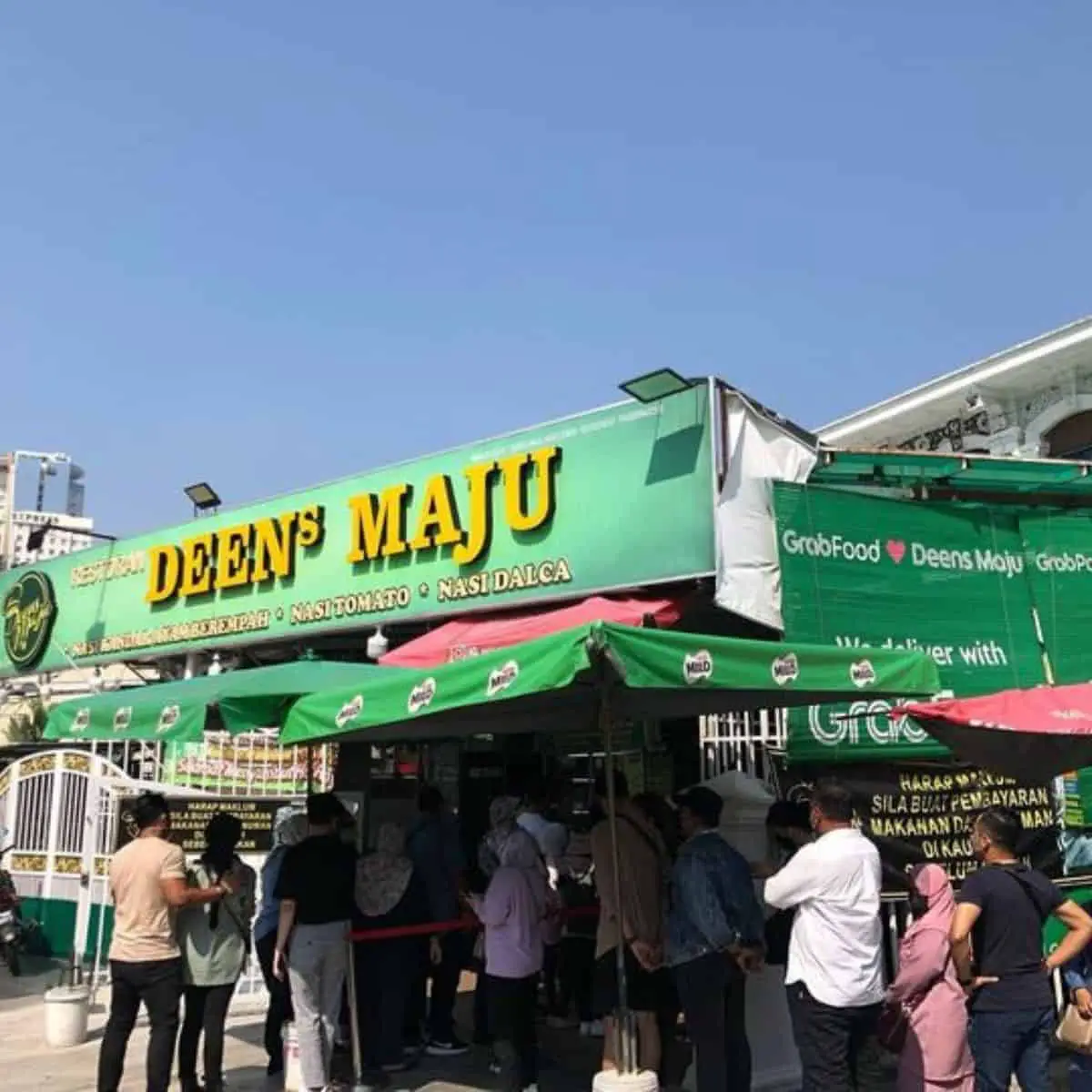 Deen Maju’s location with people lining up to order 
