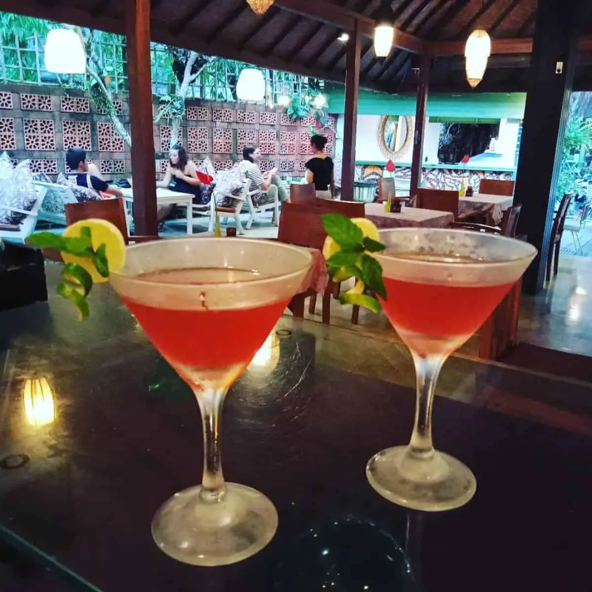 Two glasses of pinkish and cold cocktail drinks from Bunute Kafe