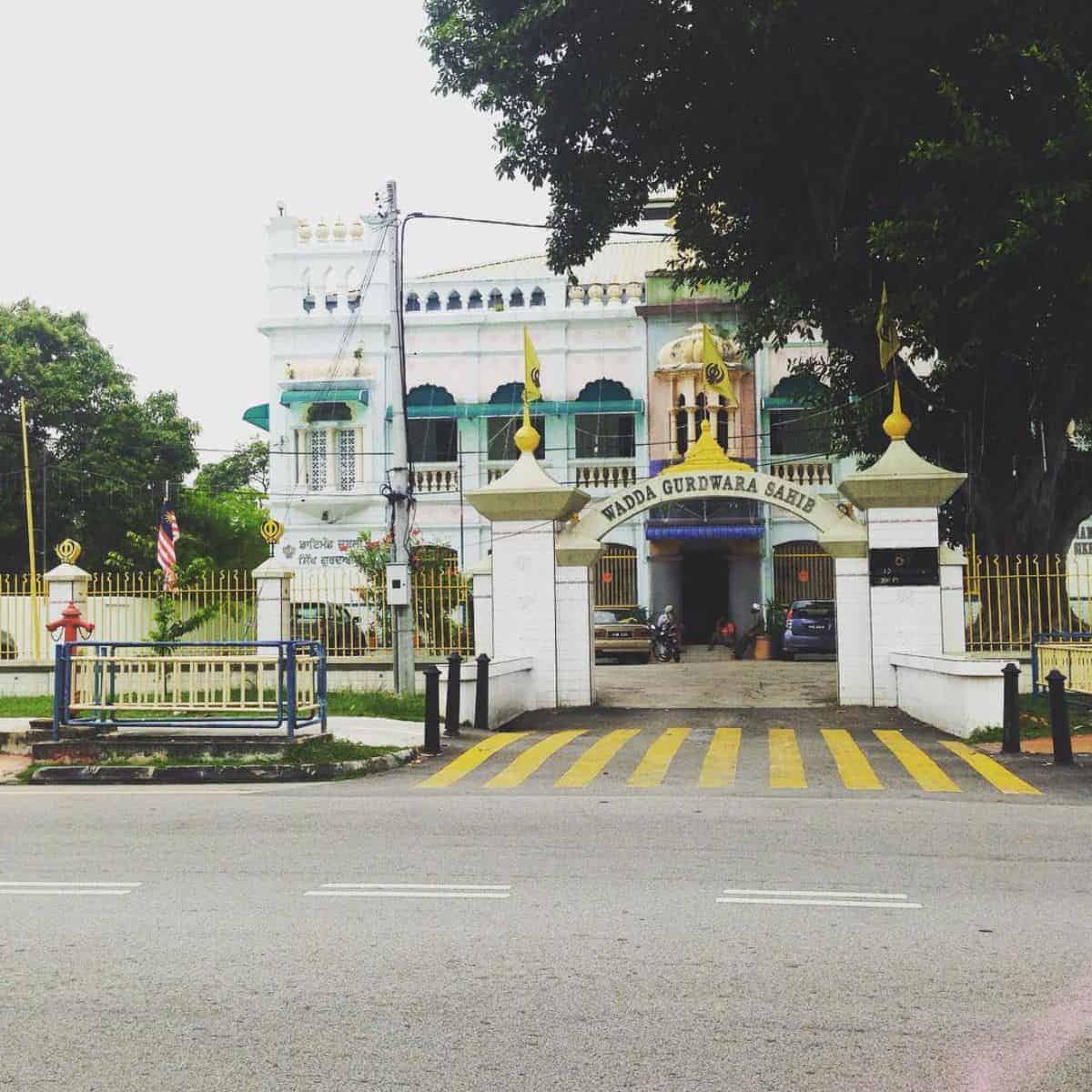 Wadda Gurdwara front view photo of the building in a quiet street of Jalan Gurdwara.